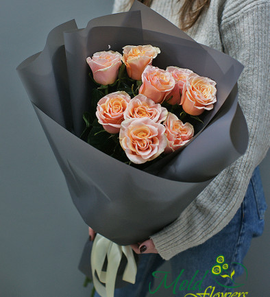Букет из пионовидных роз в серой бумаге Фото 394x433